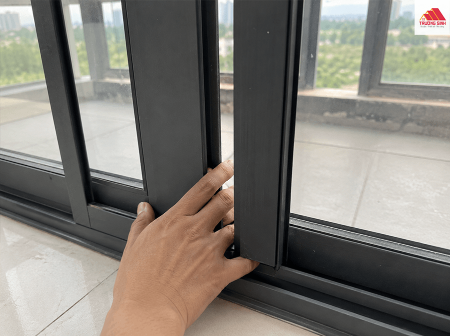 Cửa nhôm kính bị kẹt
